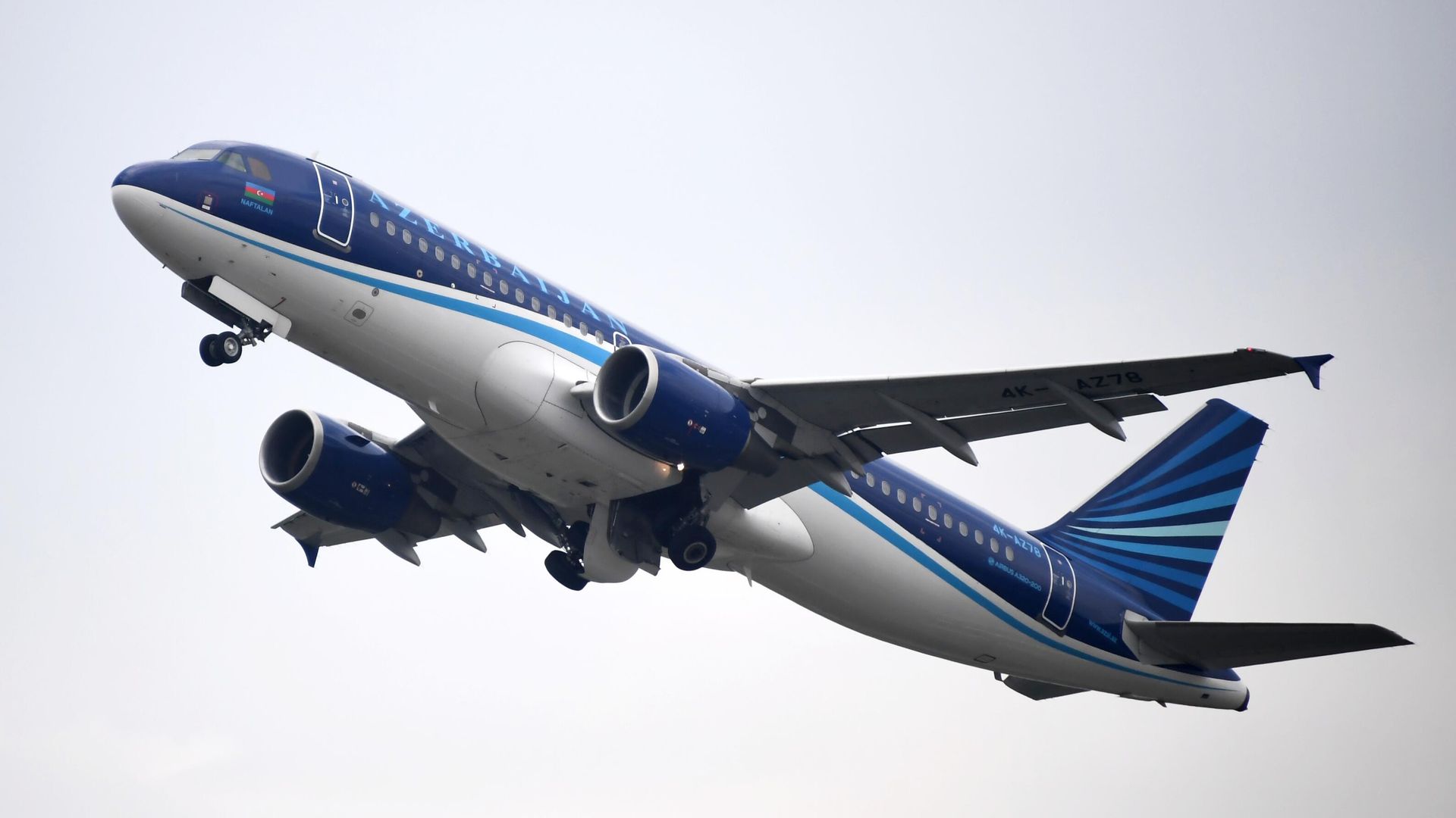 Самолет авиакомпании Azerbaijan Airlines в аэропорту Внуково - РИА Новости, 1920, 06.10.2021