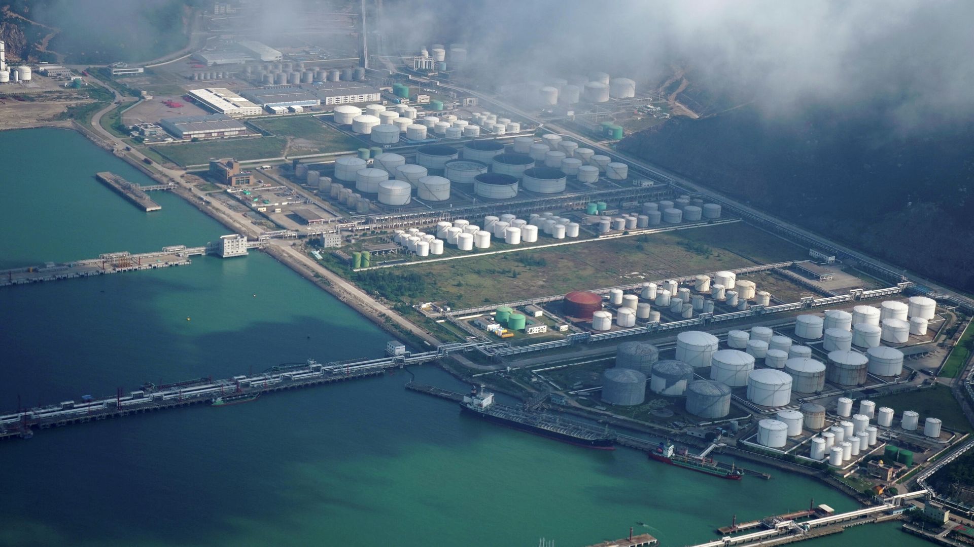 Нефтегазовое хранилище в порту Чжухая, Китай Нефтегазовое хранилище в порту Чжухая, Китай - РИА Новости, 1920, 04.02.2021