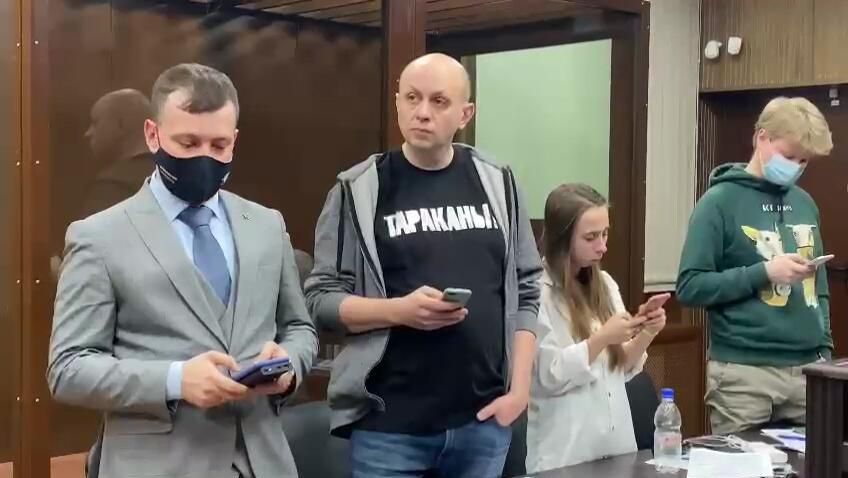 Главный редактор Медиазоны Сергей Смирнов в Тверском суде Москвы. Стоп-кадр видео - РИА Новости, 1920, 08.02.2021