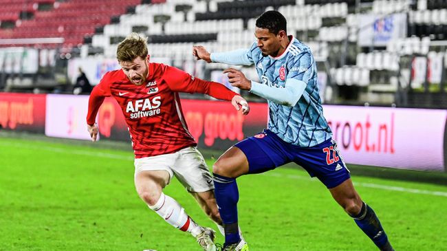 Ajax' French forward Sebastien Haller (R) and AZ Alkmaar's Norwegian midfielder Fredrik Midtsjo (L) fight for the ball during the Dutch Eredivisie football match between AZ Alkmaar and Ajax Amsterdam at the AFAS stadium in Alkmaar, the Netherlands, on January 31, 2021. (Photo by Olaf Kraak / ANP / AFP) / Netherlands OUT