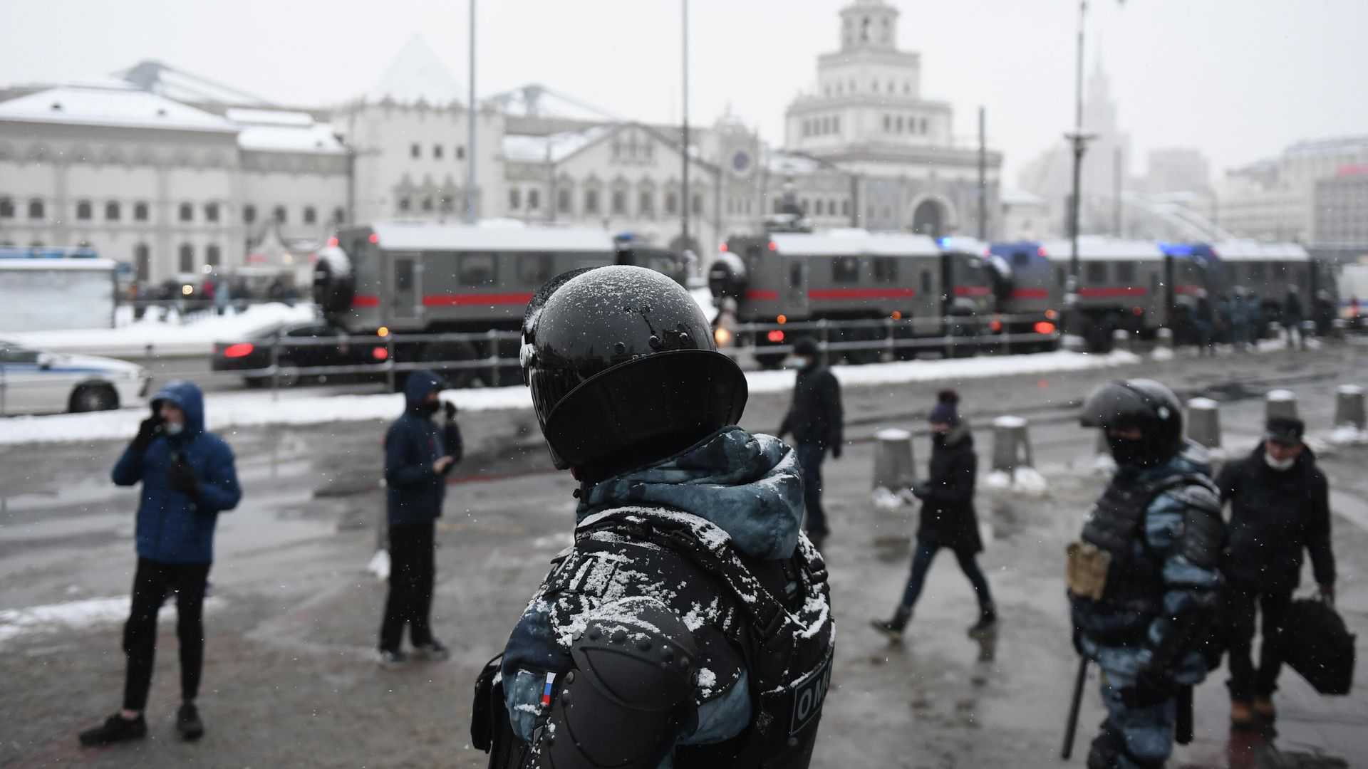 Сотрудники правоохранительных органов на Комсомольской площади в Москве во время несанкционированной акции Сотрудники правоохранительных органов на Комсомольской площади в Москве во время несанкционированной акции - РИА Новости, 1920, 05.02.2021