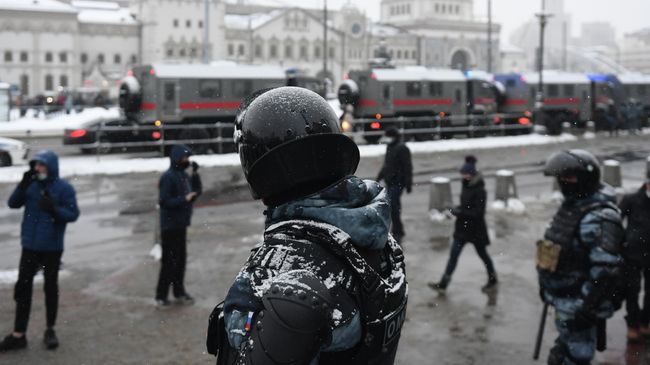 Сотрудники правоохранительных органов на Комсомольской площади в Москве во время несанкционированной акции Сотрудники правоохранительных органов на Комсомольской площади в Москве во время несанкционированной акции