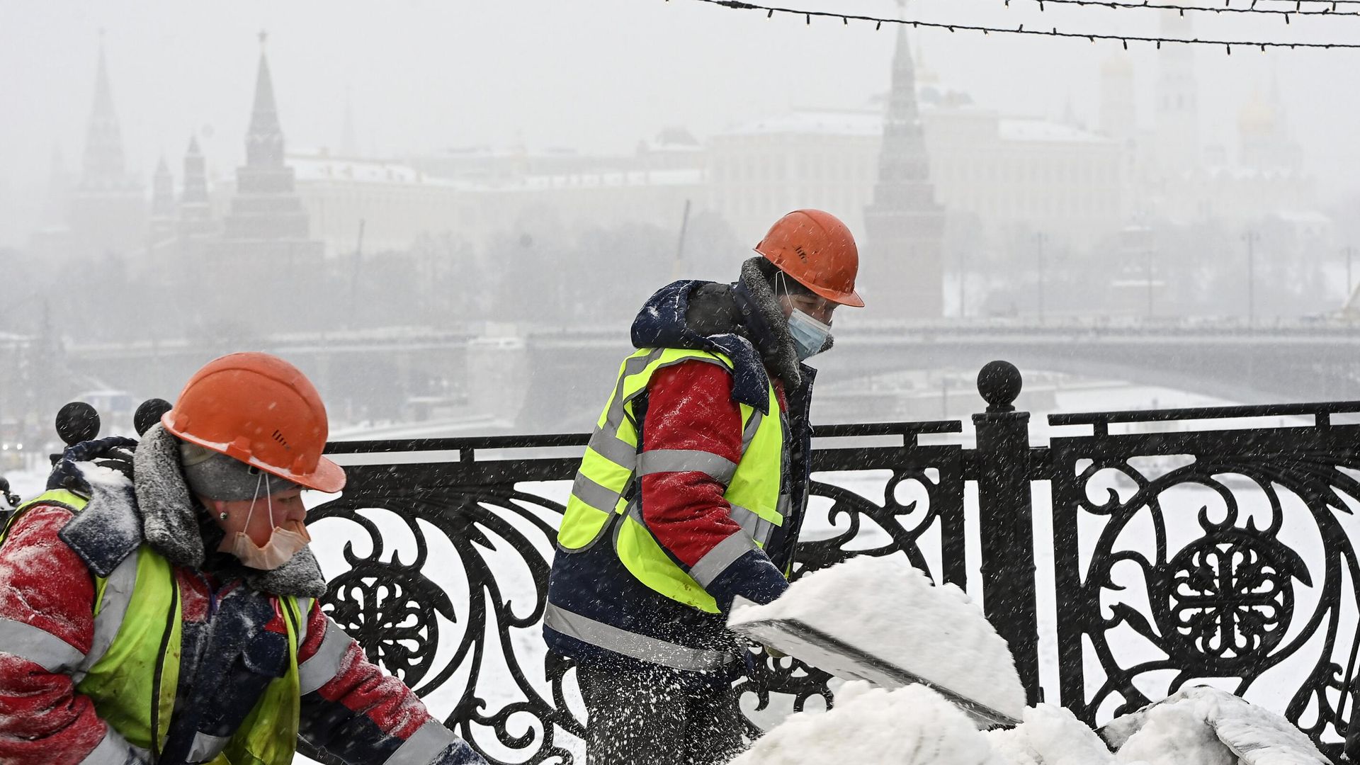 Очистка от наледи Патриаршего моста Очистка от наледи Патриаршего моста - РИА Новости, 1920, 05.02.2021