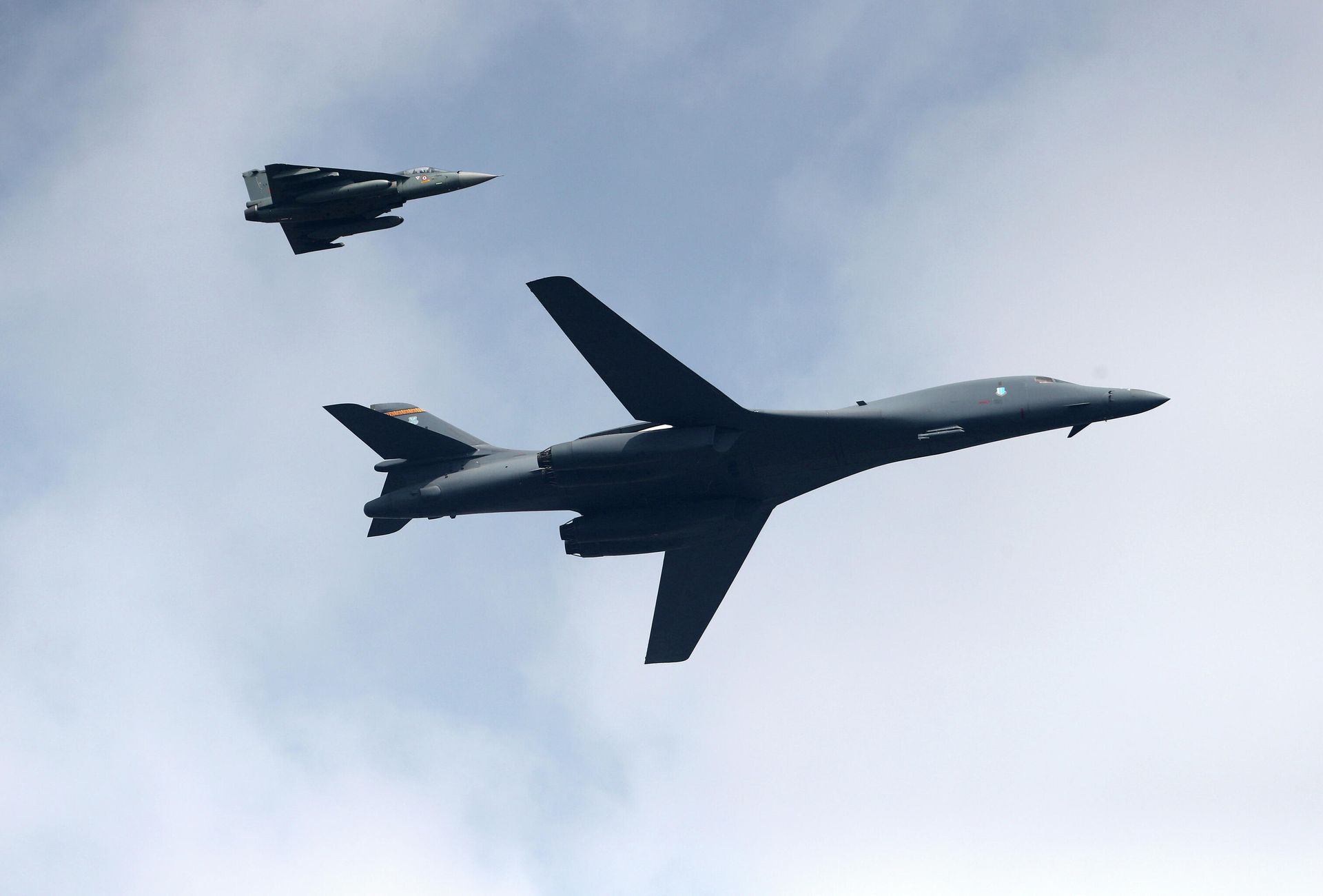 Бомбардировщик ВВС США B-1B Lancer летит вместе с легким многоцелевым самолетом ВВС Индии Tejas на авиасалоне Aero India 2021 в Бангалоре, Индия Бомбардировщик ВВС США B-1B Lancer летит вместе с легким многоцелевым самолетом ВВС Индии Tejas на авиасалоне Aero India 2021 в Бангалоре, Индия - РИА Новости, 1920, 08.02.2021