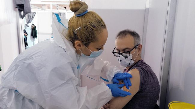 Мужчине делают прививку российской вакциной против COVID-19 Спутник V (Гам-КОВИД-Вак) в Белграде Мужчине делают прививку российской вакциной против COVID-19 Спутник V (Гам-КОВИД-Вак) в Белграде