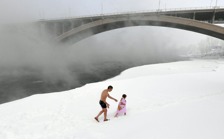 Члены семейного клуба закаливания Крепыш после купания в Енисее в Красноярске Члены семейного клуба закаливания Крепыш после купания в Енисее в Красноярске