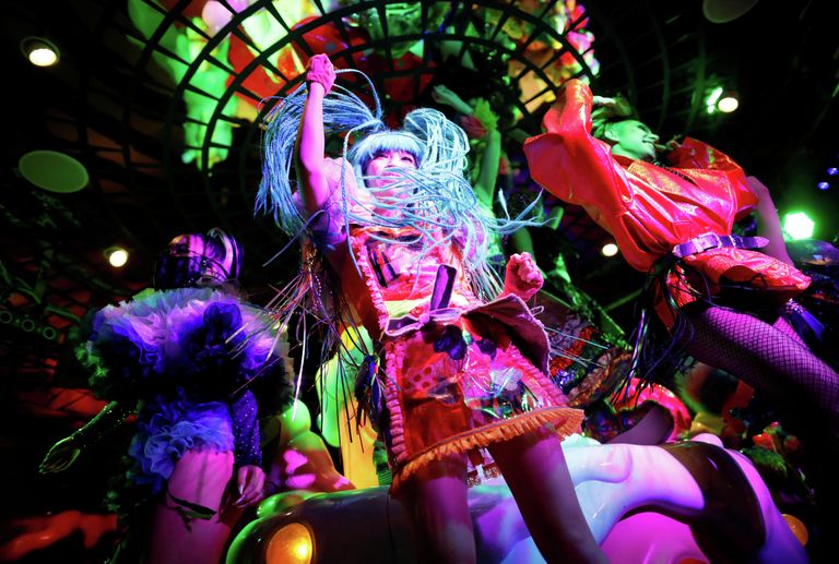 Сотрудники кафе Kawaii Monster Cafe в Токио Сотрудники кафе Kawaii Monster Cafe в Токио