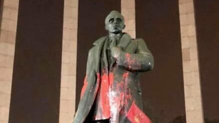 Памятник Бандере во Львове облили краской Памятник Бандере во Львове облили краской - РИА Новости, 1920, 05.02.2021