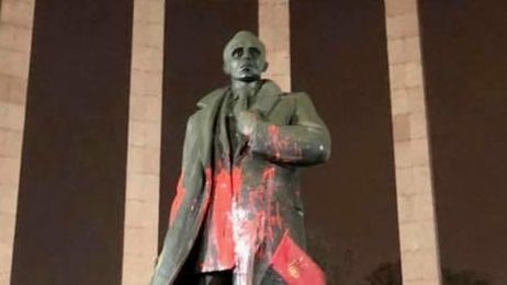 Памятник Бандере во Львове облили краской Памятник Бандере во Львове облили краской - РИА Новости, 1920, 05.02.2021
