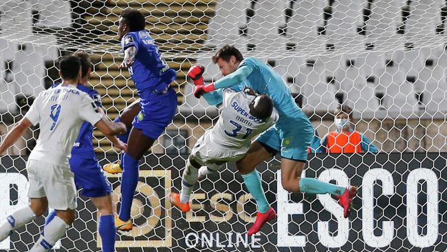 Soccer Football - Primeira Liga - Belenenses v FC Porto - Estadio Nacional, Oeiras, Portugal - February 4, 2021 FC Porto's Nanu collides with Belenenses' Stanislav Kritsyuk REUTERS/Pedro Nunes Soccer Football - Primeira Liga - Belenenses v FC Porto - Estadio Nacional, Oeiras, Portugal - February 4, 2021 FC Porto's Nanu collides with Belenenses' Stanislav Kritsyuk REUTERS/Pedro Nunes