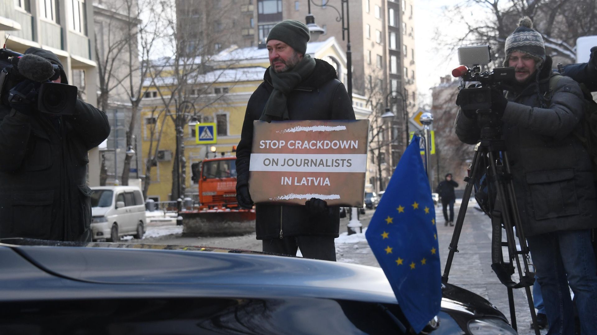 Кирилл Вышинский в одиночном пикете против травли работников российских СМИ в Латвии и Прибалтике у Дома приемов МИД России Кирилл Вышинский в одиночном пикете против травли работников российских СМИ в Латвии и Прибалтике у Дома приемов МИД России - РИА Новости, 1920, 05.02.2021