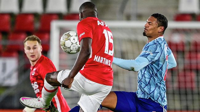 Ajax' French forward Sebastien Haller (R) and AZ Alkmaar's Dutch defender Bruno Martins Indi (C) fight for the ball during the Dutch Eredivisie football match between AZ Alkmaar and Ajax Amsterdam at the AFAS stadium in Alkmaar, the Netherlands, on January 31, 2021. (Photo by Olaf Kraak / ANP / AFP) / Netherlands OUT