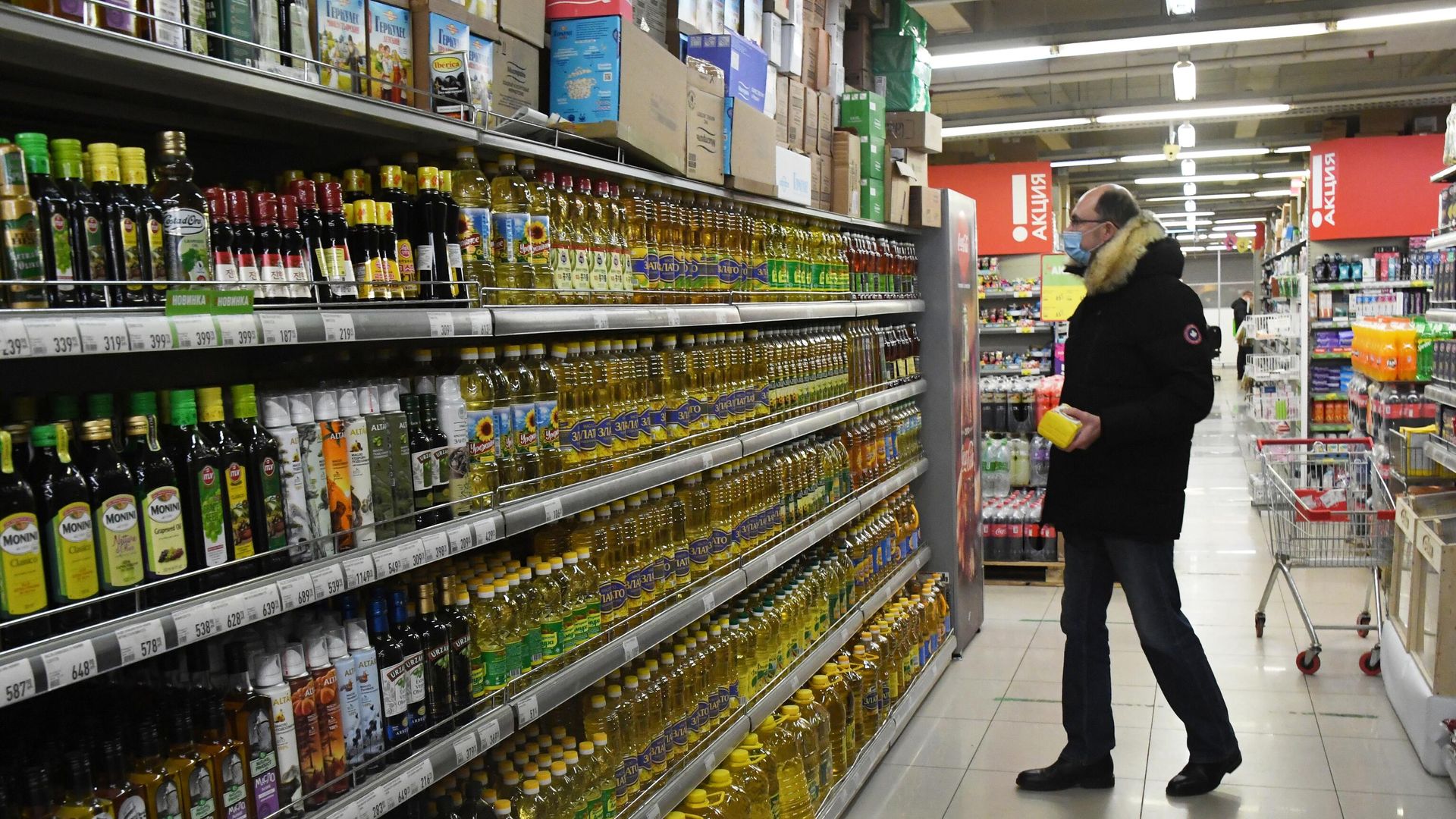 Покупатель в продуктовом магазине  - РИА Новости, 1920, 09.03.2021