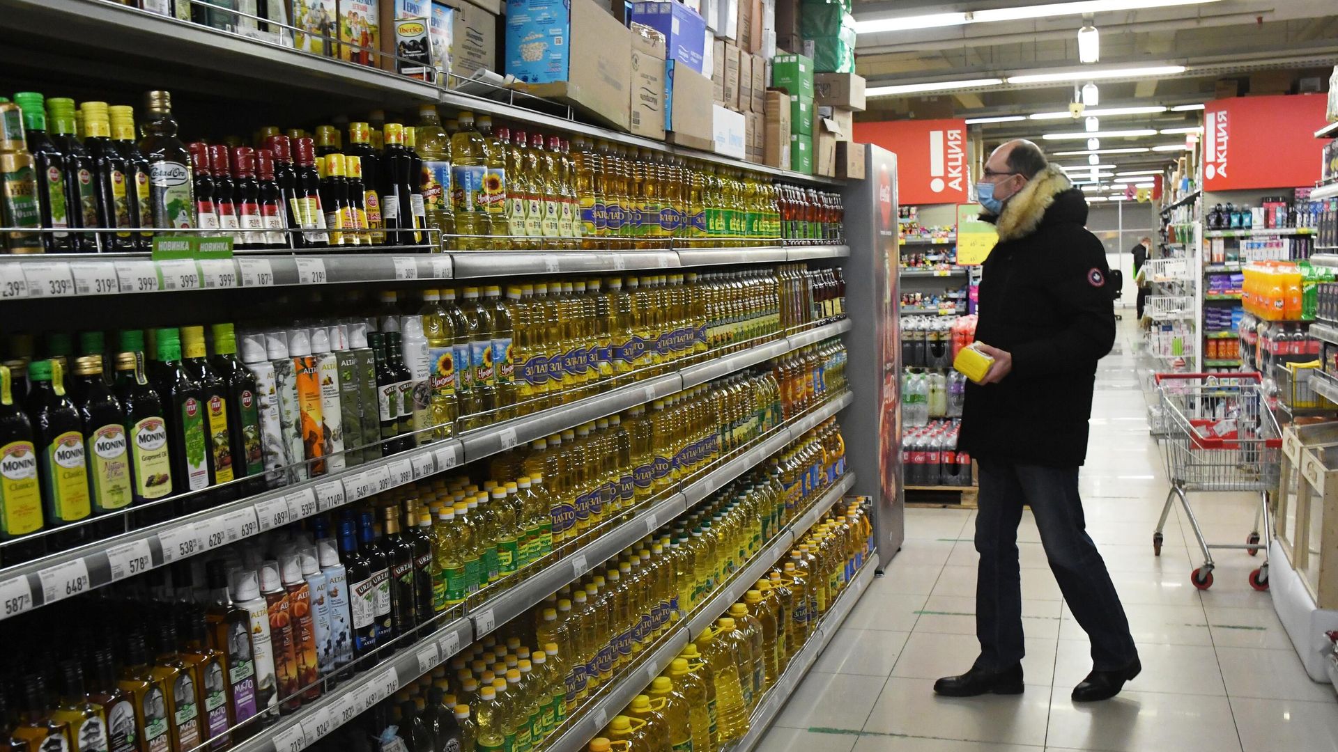 Покупатель в продуктовом магазине Покупатель в продуктовом магазине - РИА Новости, 1920, 06.02.2021