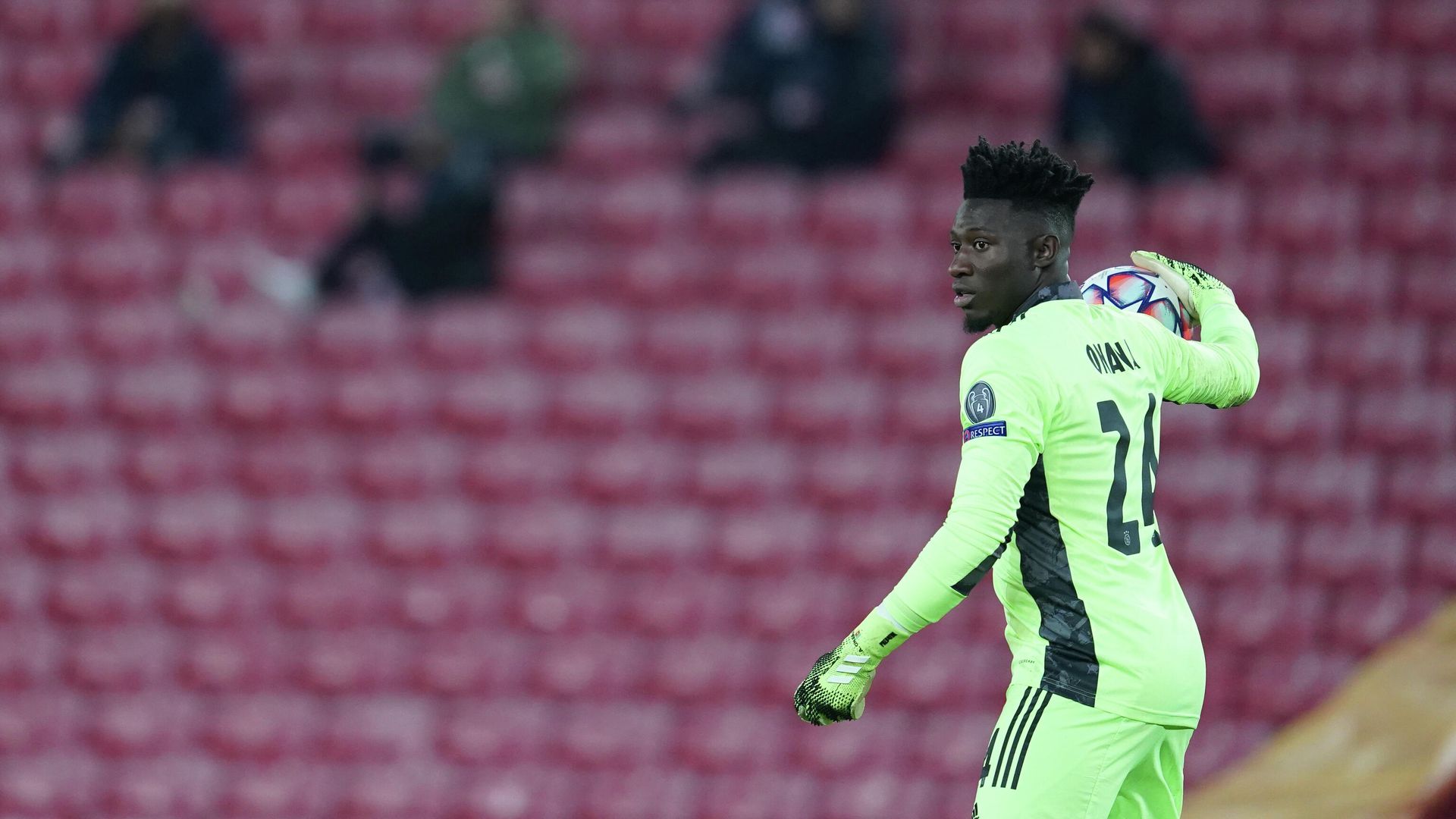 Ajax's Cameroon goalkeeper Andre Onana throws the ball during the UEFA Champions League 1st round Group D football match between Liverpool and Ajax at Anfield in Liverpool, north west England on December 1, 2020. (Photo by Jon Super / POOL / AFP) Ajax's Cameroon goalkeeper Andre Onana throws the ball during the UEFA Champions League 1st round Group D football match between Liverpool and Ajax at Anfield in Liverpool, north west England on December 1, 2020. (Photo by Jon Super / POOL / AFP) - РИА Новости, 1920, 05.02.2021