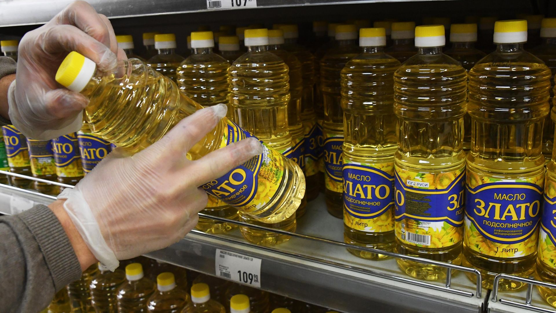 Бутылки с растительным маслом на полке магазина Бутылки с растительным маслом на полке магазина - РИА Новости, 1920, 15.02.2021