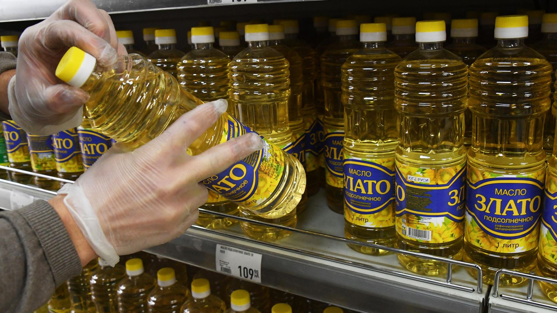 Бутылки с растительным маслом на полке магазина Бутылки с растительным маслом на полке магазина - РИА Новости, 1920, 15.03.2021