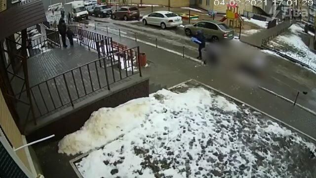Кадры падения мужчины на коляску с ребенком в Воронеже Кадры падения мужчины на коляску с ребенком в Воронеже - РИА Новости, 1920, 05.02.2021