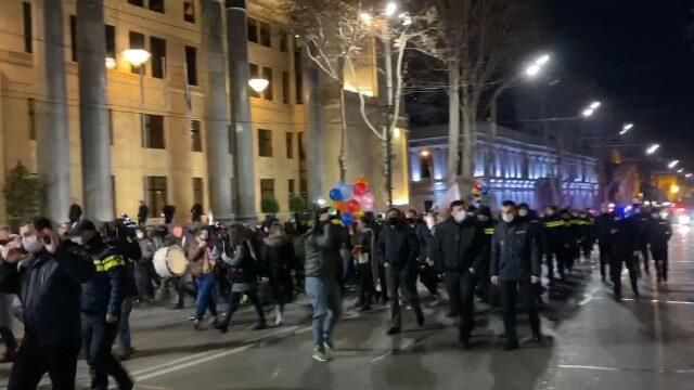 Со свистом и барабанной дробью: акция протеста против коронавирусных ограничений в Тбилиси Со свистом и барабанной дробью: акция протеста против коронавирусных ограничений в Тбилиси - РИА Новости, 1920, 06.02.2021