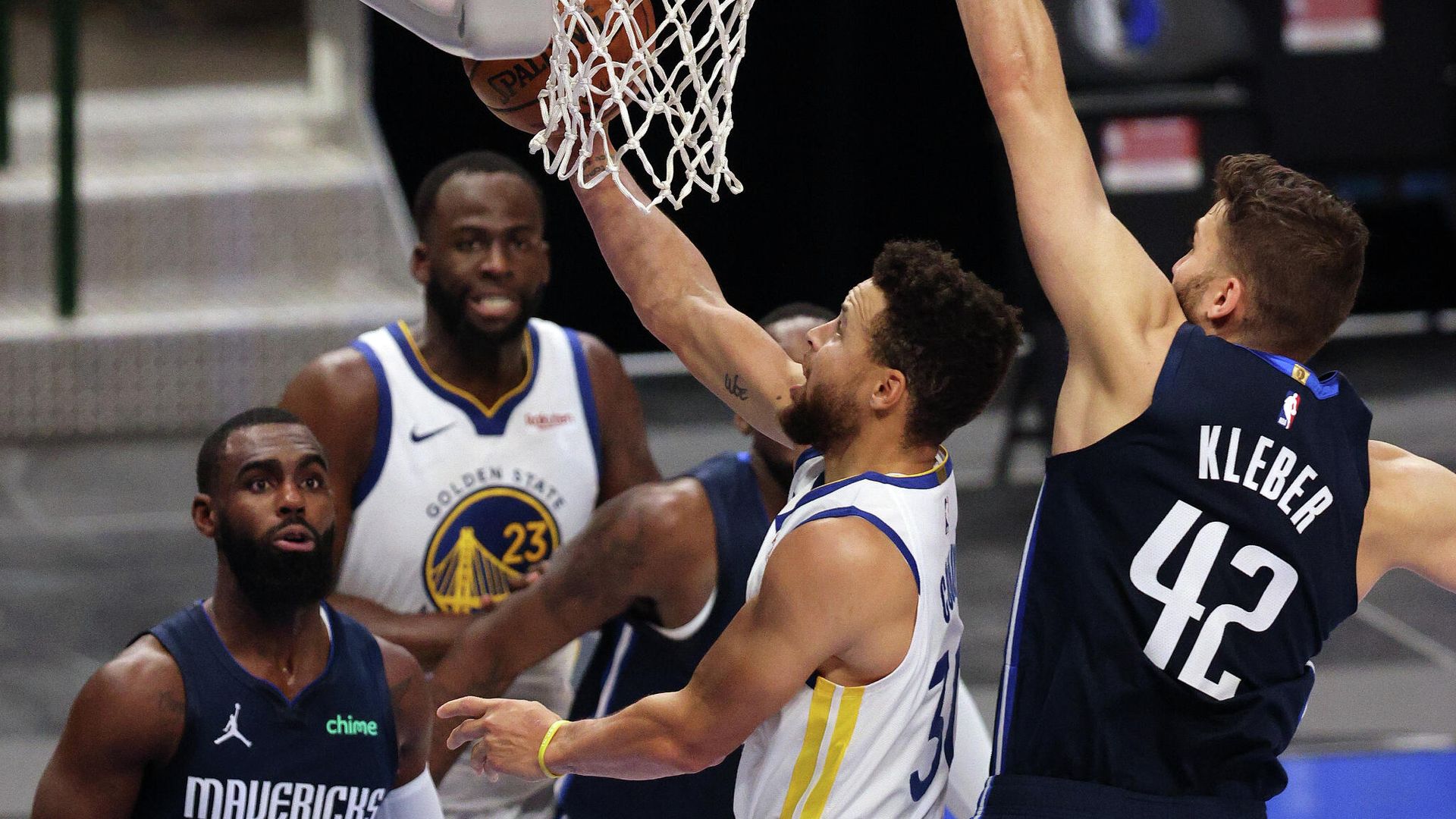 DALLAS, TEXAS - FEBRUARY 06: Stephen Curry #30 of the Golden State Warriors takes a shot against Maxi Kleber #42 of the Dallas Mavericks in the fourth quarter at American Airlines Center on February 06, 2021 in Dallas, Texas. NOTE TO USER: User expressly acknowledges and agrees that, by downloading and/or using this photograph, user is consenting to the terms and conditions of the Getty Images License Agreement.   Ronald Martinez/Getty Images/AFP - РИА Новости, 1920, 07.02.2021
