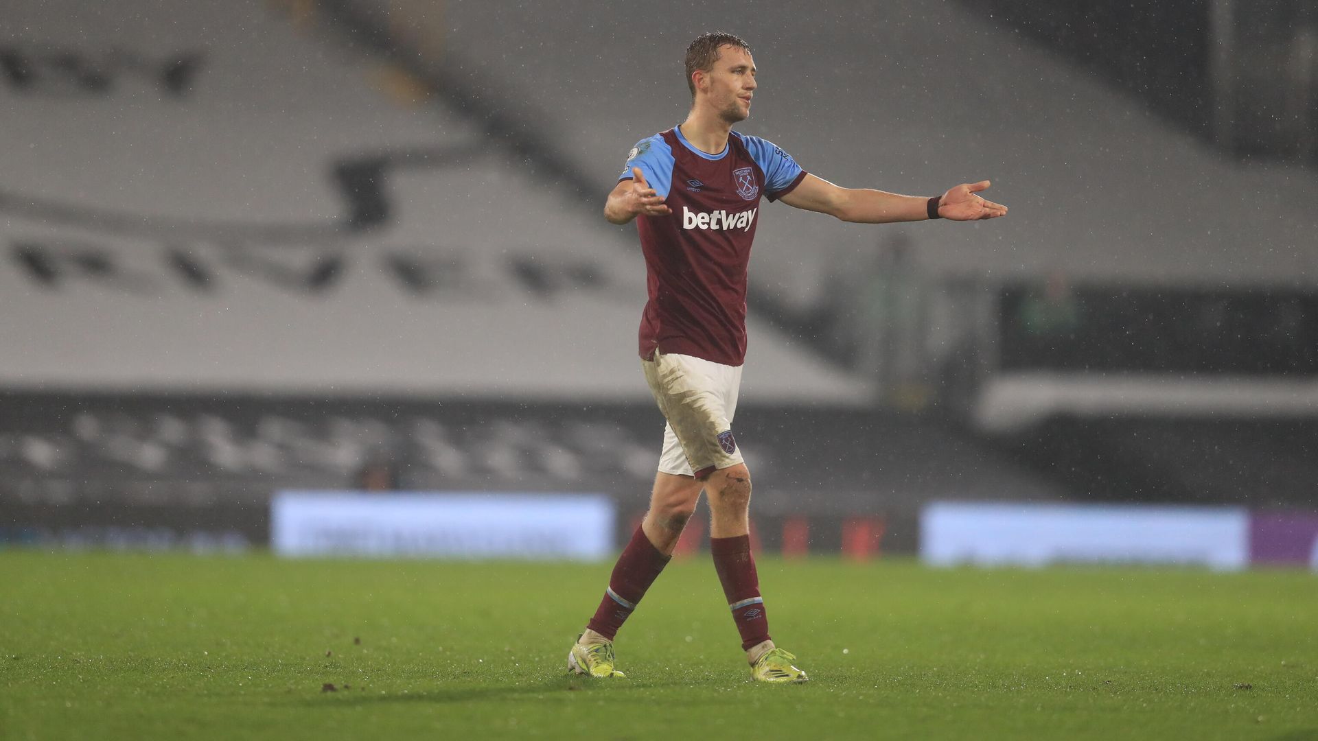 West Ham United's Czech midfielder Tomas Soucek reacts after being sent off during the English Premier League football match between Fulham and West Ham United at Craven Cottage in London on February 6, 2021. (Photo by Adam Davy / POOL / AFP) / RESTRICTED TO EDITORIAL USE. No use with unauthorized audio, video, data, fixture lists, club/league logos or 'live' services. Online in-match use limited to 120 images. An additional 40 images may be used in extra time. No video emulation. Social media in-match use limited to 120 images. An additional 40 images may be used in extra time. No use in betting publications, games or single club/league/player publications. / West Ham United's Czech midfielder Tomas Soucek reacts after being sent off during the English Premier League football match between Fulham and West Ham United at Craven Cottage in London on February 6, 2021. (Photo by Adam Davy / POOL / AFP) / RESTRICTED TO EDITORIAL USE. No use with unauthorized audio, video, data, fixture lists, club/league logos or 'live' services. Online in-match use limited to 120 images. An additional 40 images may be used in extra time. No video emulation. Social media in-match use limited to 120 images. An additional 40 images may be used in extra time. No use in betting publications, games or single club/league/player publications. / - РИА Новости, 1920, 07.02.2021