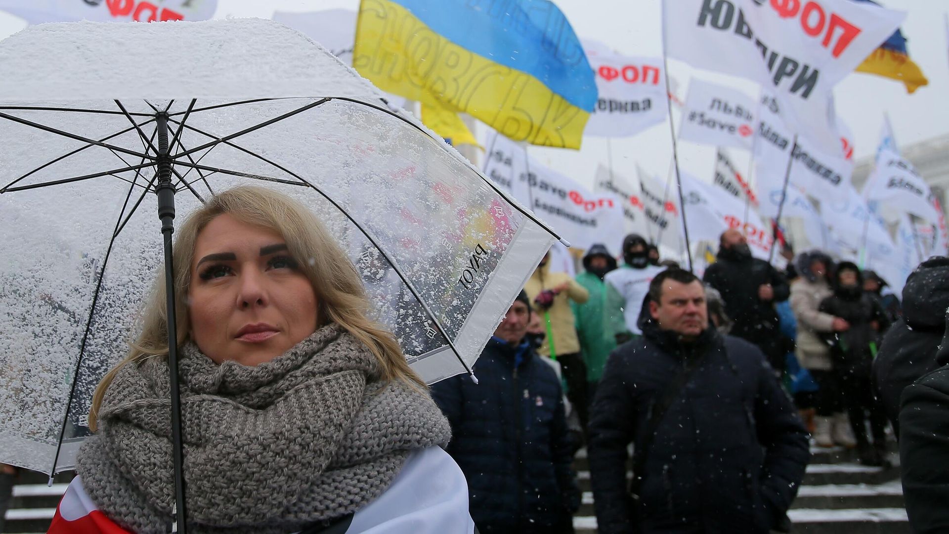 Участница всеукраинской акции за налоговые послабления для малого бизнеса на Майдане Незалежности в Киеве Участница всеукраинской акции за налоговые послабления для малого бизнеса на Майдане Незалежности в Киеве - РИА Новости, 1920, 08.02.2021