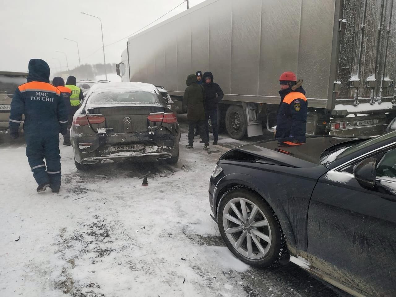 Массовое ДТП с участием порядка 20 автомобилей на трассе М5 в Свердловской области Массовое ДТП с участием порядка 20 автомобилей на трассе М5 в Свердловской области - РИА Новости, 1920, 07.02.2021
