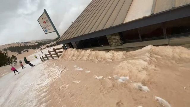 Песочный дождь прошел над горнолыжным курортом в Пиренеях Песочный дождь прошел над горнолыжным курортом в Пиренеях - РИА Новости, 1920, 07.02.2021