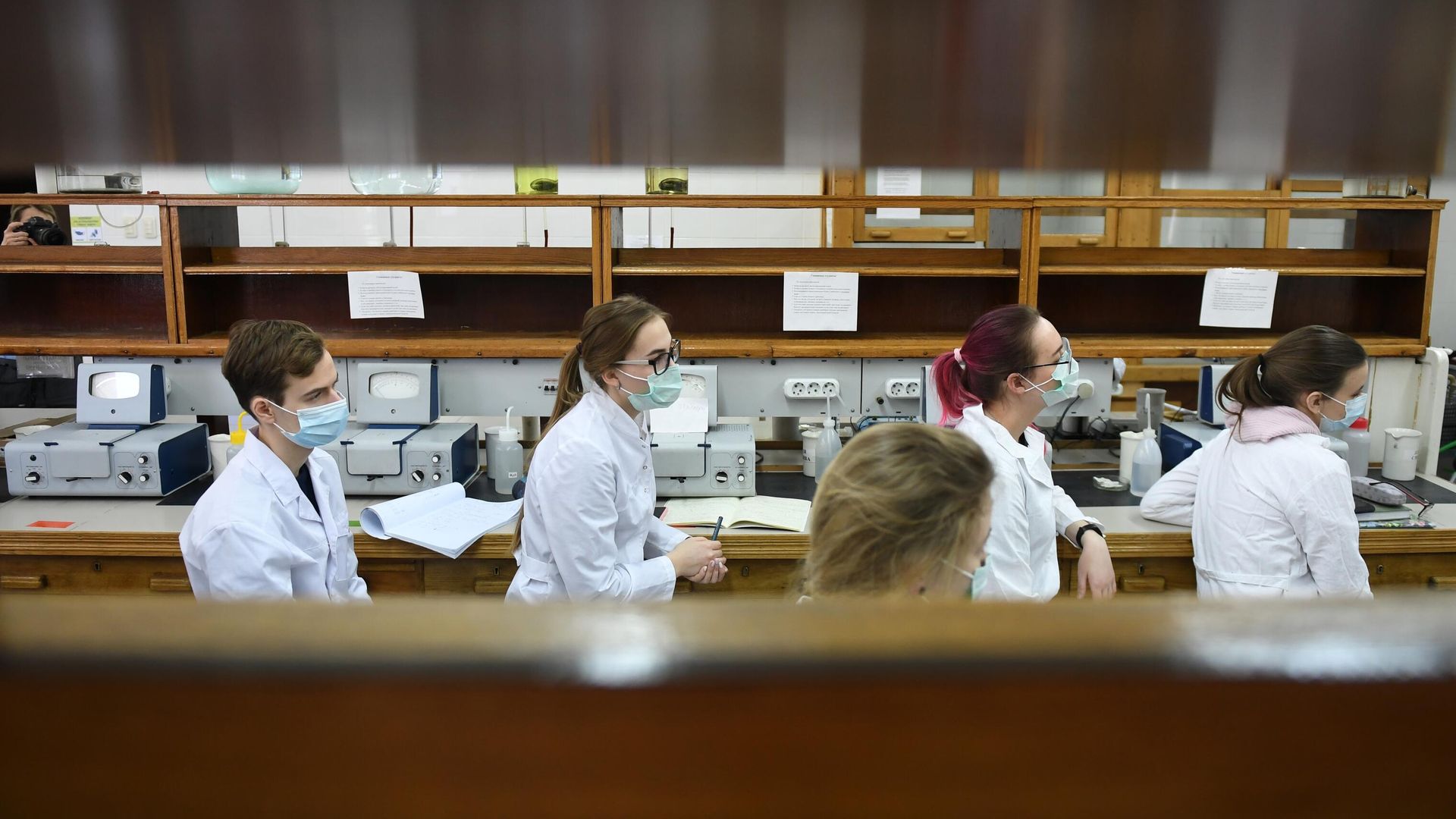 Студенты в защитных масках в лаборатории Московского государственного университета имени М. В. Ломоносова Студенты в защитных масках в лаборатории Московского государственного университета имени М. В. Ломоносова - РИА Новости, 1920, 12.02.2021