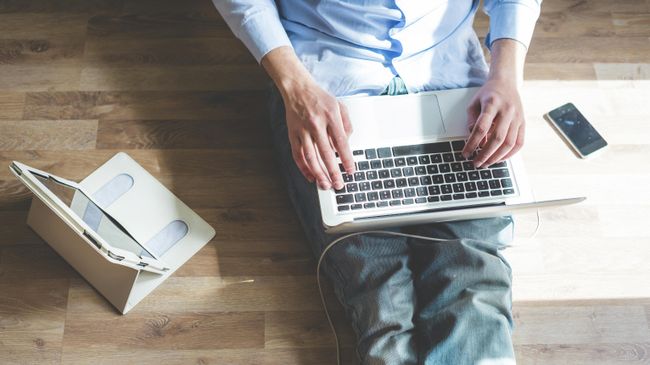 Мужчина во время работы в интернете