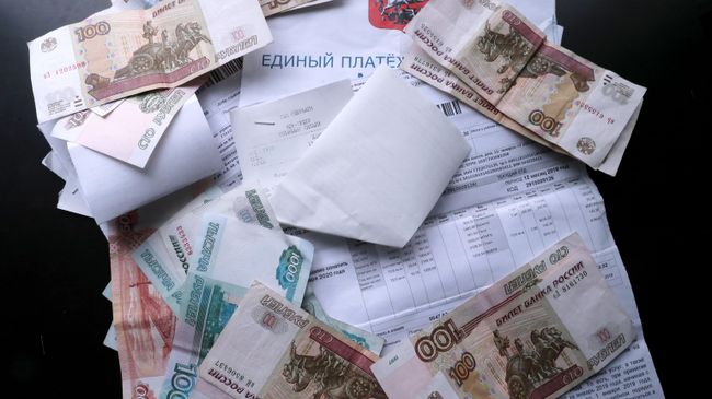 Денежные купюры и квитанции за оплату коммунальных услуг Денежные купюры и квитанции за оплату коммунальных услуг