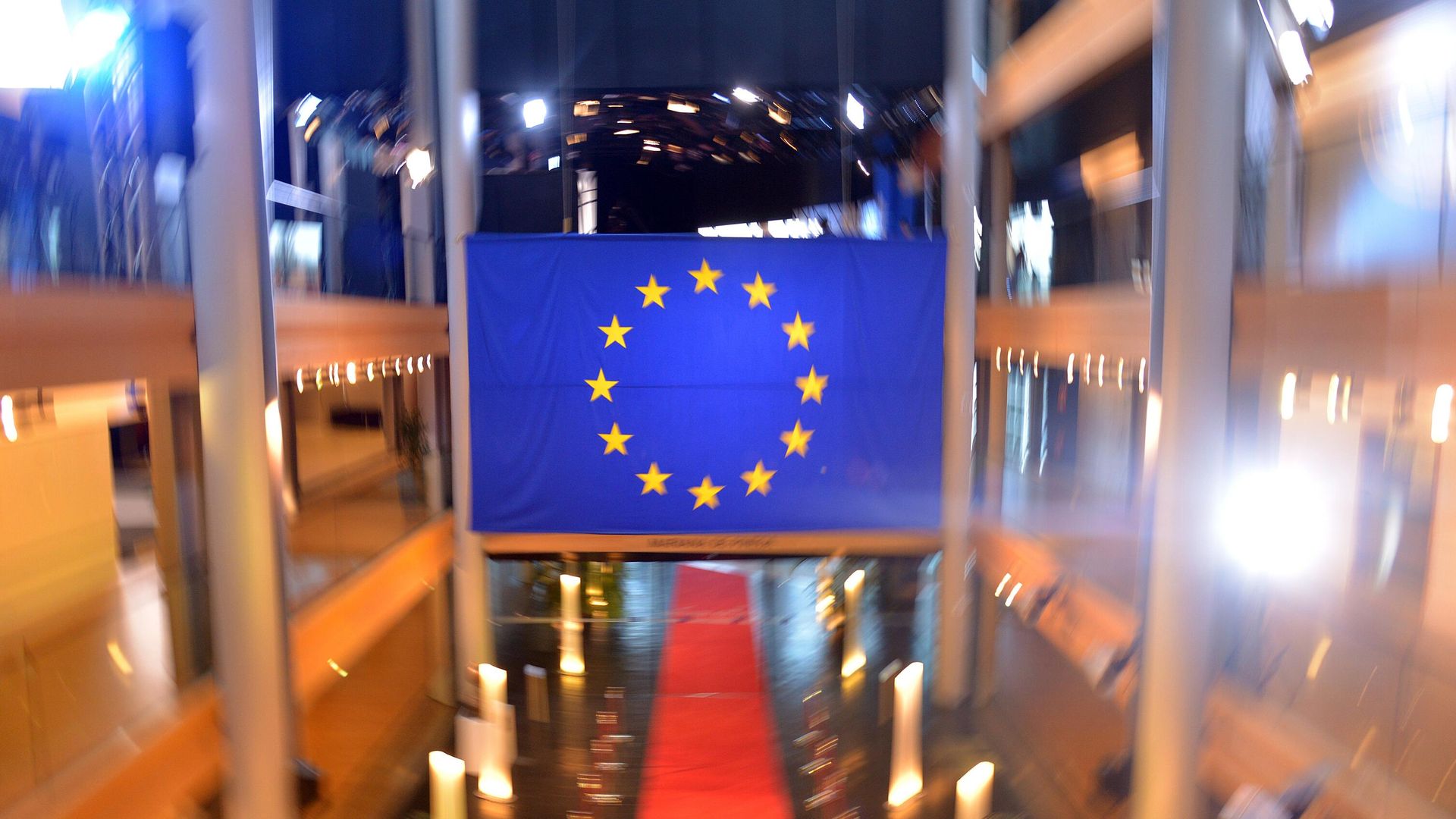 Флаг Евросоюза в главном здании Европейского парламента в Страсбурге Флаг Евросоюза в главном здании Европейского парламента в Страсбурге - РИА Новости, 1920, 09.06.2021