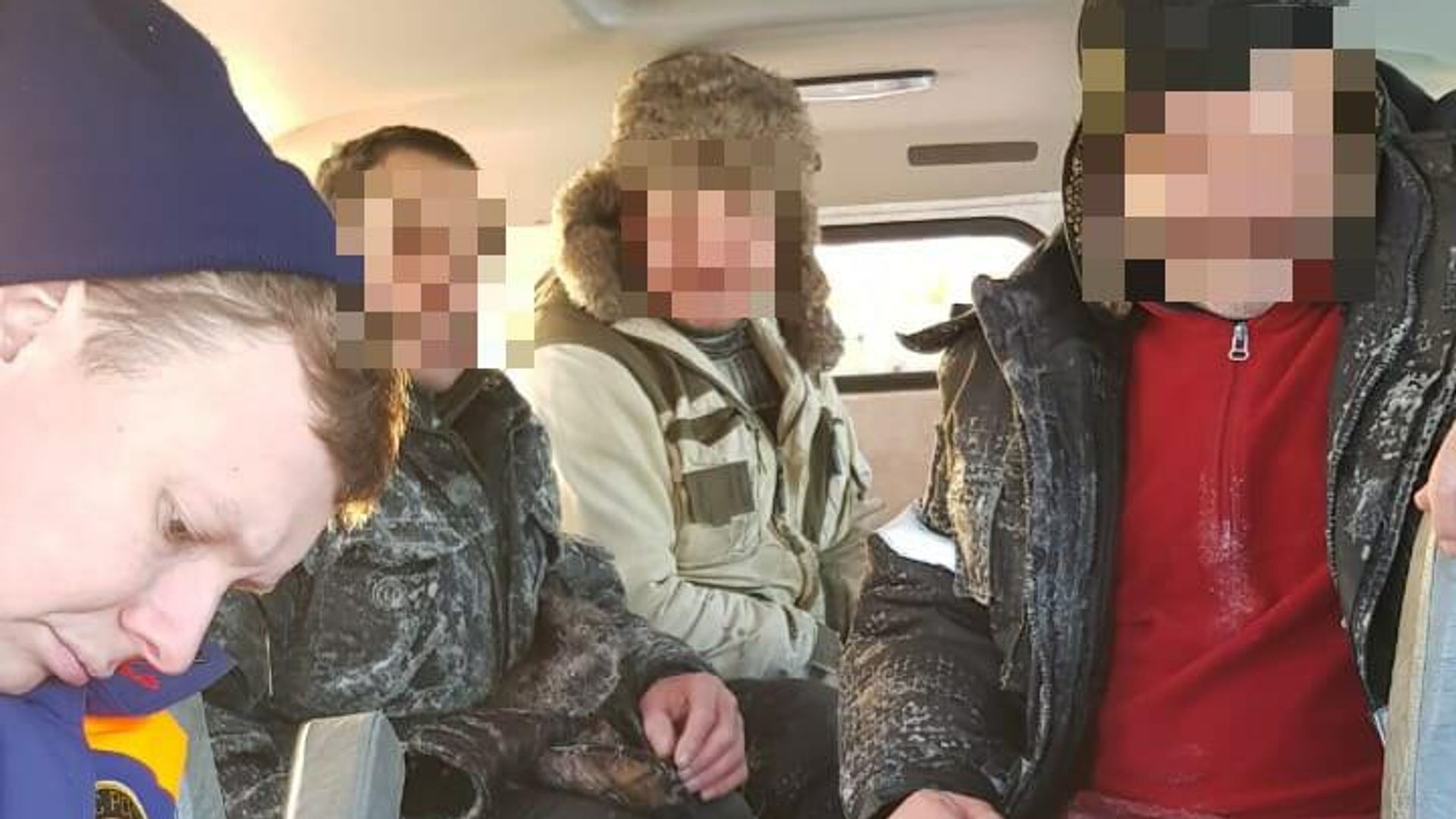 Сотрудниками МЧС России в Сухом море спасены трое рыбаков Сотрудниками МЧС России в Сухом море спасены трое рыбаков - РИА Новости, 1920, 08.02.2021