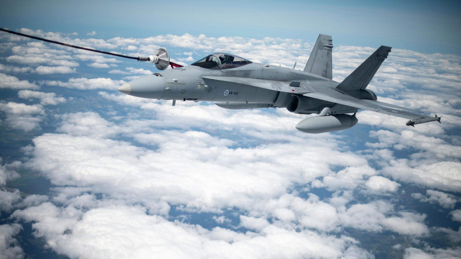 Истребитель F/A-18 Hornet ВВС Финляндии во время дозаправки в воздухе американским самолетом Stratotanker KC-135 Истребитель F/A-18 Hornet ВВС Финляндии во время дозаправки в воздухе американским самолетом Stratotanker KC-135 - РИА Новости, 1920, 08.02.2021