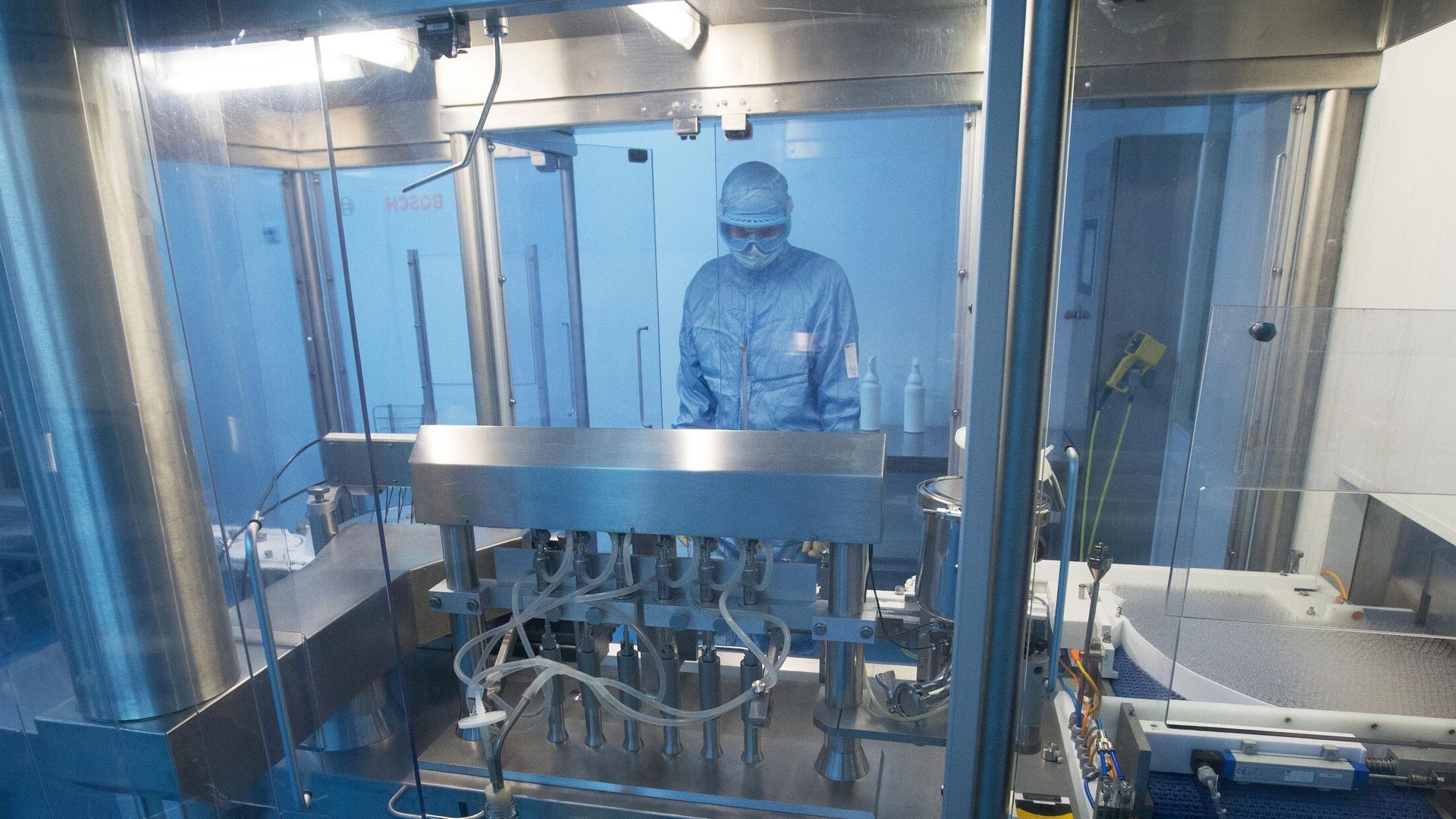Производство вакцины от COVID-19 на фармацевтическом заводе Биннофарм Производство вакцины от COVID-19 на фармацевтическом заводе Биннофарм - РИА Новости, 1920, 16.02.2021