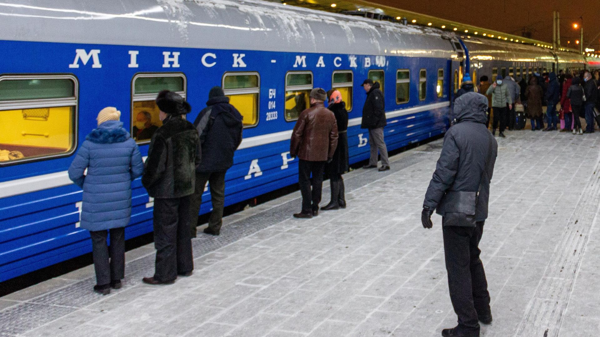 Поезд Минск-Москва на железнодорожном вокзале в Минске Поезд Минск-Москва на железнодорожном вокзале в Минске - РИА Новости, 1920, 19.02.2021