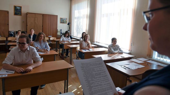 Ученики в классе перед экзаменом