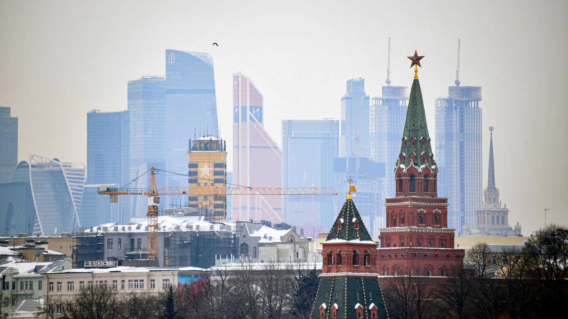 Вид на башни московского Кремля и небоскребы делового центра Москва-сити Вид на башни московского Кремля и небоскребы делового центра Москва-сити - РИА Новости, 1920, 16.02.2021