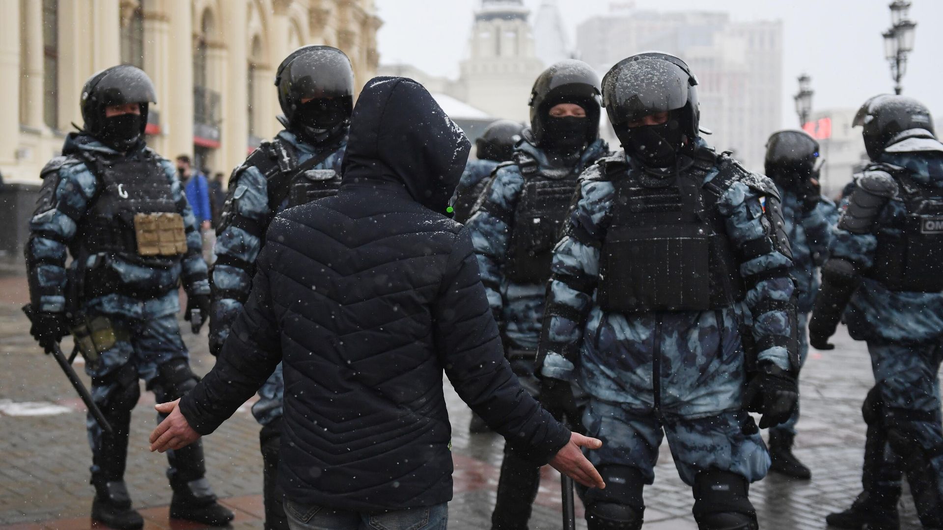 Мужчина разговаривает с сотрудниками правоохранительных органов во время несанкционированной акции в Москве Мужчина разговаривает с сотрудниками правоохранительных органов во время несанкционированной акции в Москве - РИА Новости, 1920, 10.03.2021