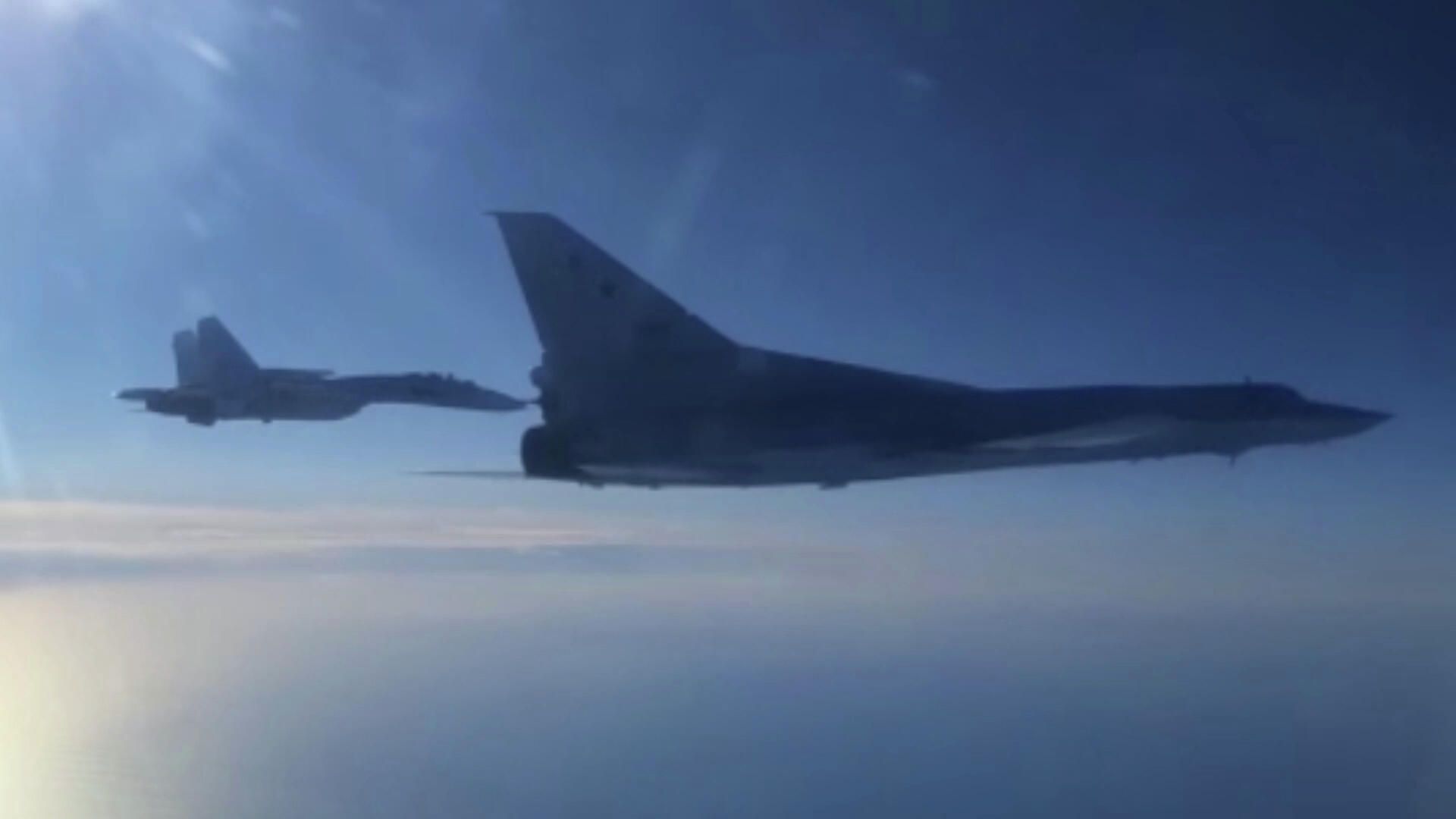 Дальний бомбардировщик Ту-22М3 Воздушно-космических сил России выполняет плановый полет в воздушном пространстве над нейтральными водами акватории Черного моря. Кадр видео Дальний бомбардировщик Ту-22М3 Воздушно-космических сил России выполняет плановый полет в воздушном пространстве над нейтральными водами акватории Черного моря. Кадр видео - РИА Новости, 1920, 06.08.2021