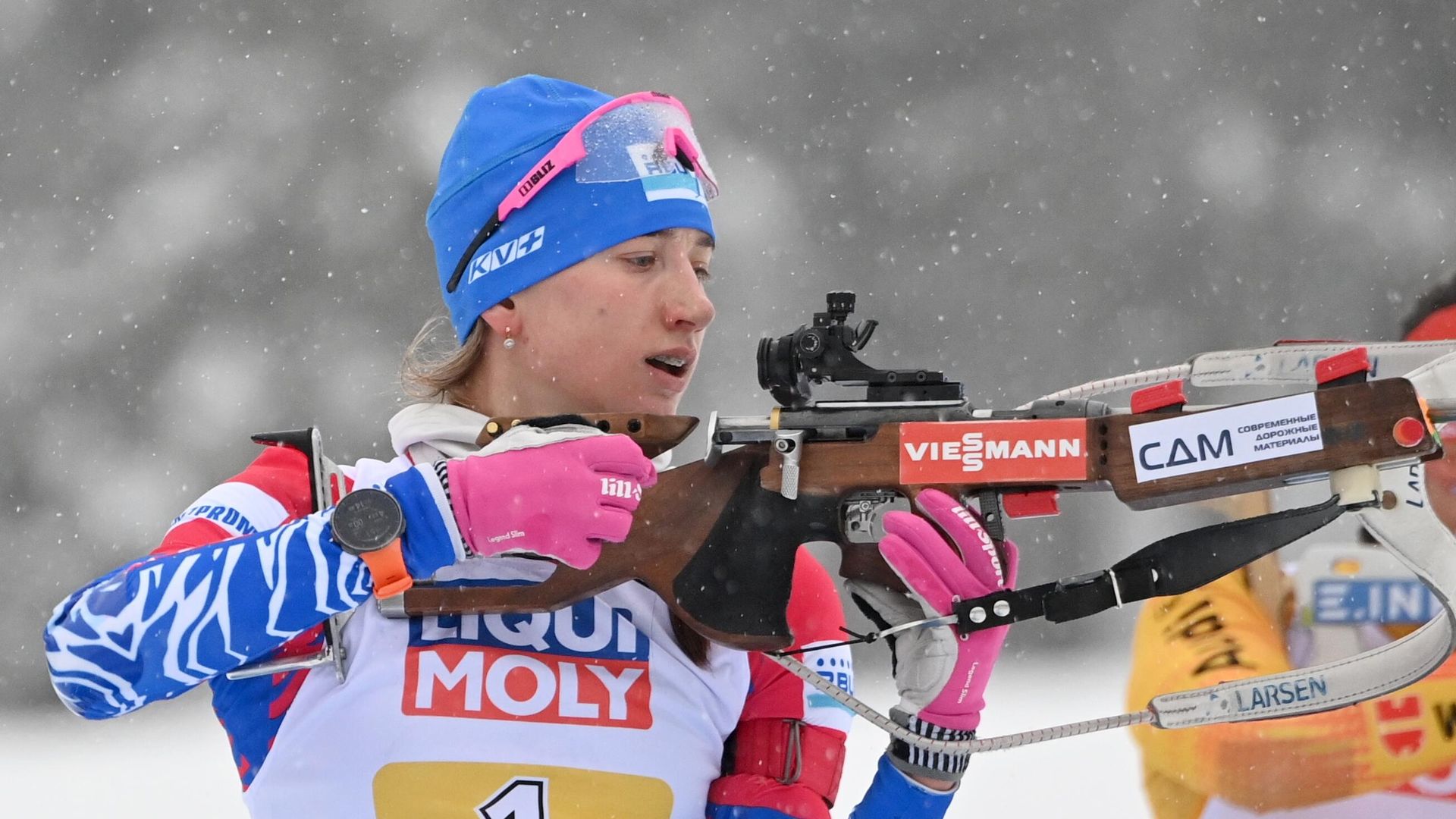 Светлана Миронова (Россия) на огневом рубеже смешанной эстафеты на чемпионате мира по биатлону в словенской Поклюке. Светлана Миронова (Россия) на огневом рубеже смешанной эстафеты на чемпионате мира по биатлону в словенской Поклюке. - РИА Новости, 1920, 10.02.2021