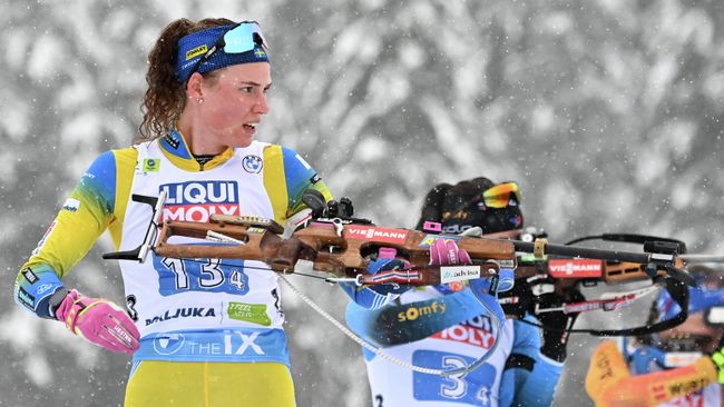 Ханна Эберг (Швеция) на огневом рубеже смешанной эстафеты на чемпионате мира по биатлону в словенской Поклюке.