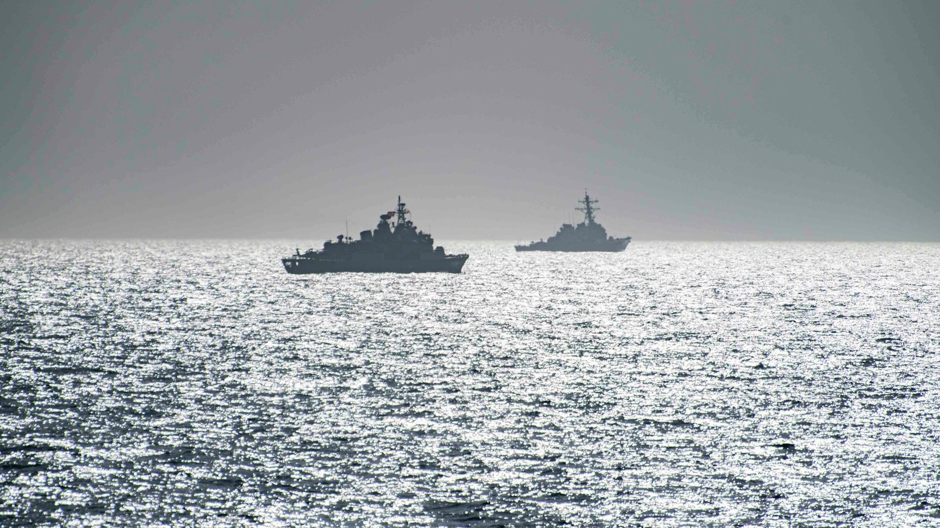 Эсминец ВМС США Портер и фрегат TCG Orucreis турецких ВМС в Черном море Эсминец ВМС США Портер и фрегат TCG Orucreis турецких ВМС в Черном море - РИА Новости, 1920, 08.04.2021