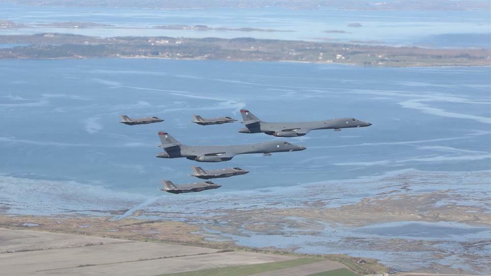 Американские стратегические бомбардировщики B-1B Lancer в сопровождении истребителей F-35 ВВС Норвегии Американские стратегические бомбардировщики B-1B Lancer в сопровождении истребителей F-35 ВВС Норвегии - РИА Новости, 1920, 11.02.2021