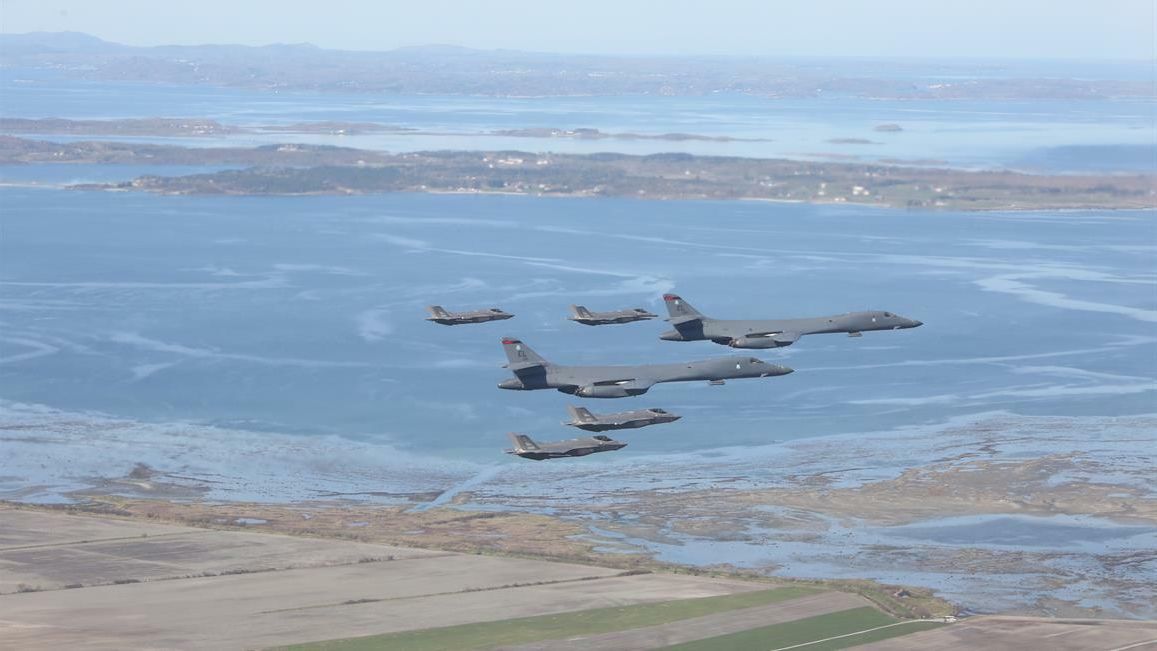 Американские стратегические бомбардировщики B-1B Lancer в сопровождении истребителей F-35 ВВС Норвегии Американские стратегические бомбардировщики B-1B Lancer в сопровождении истребителей F-35 ВВС Норвегии - РИА Новости, 1920, 09.11.2021