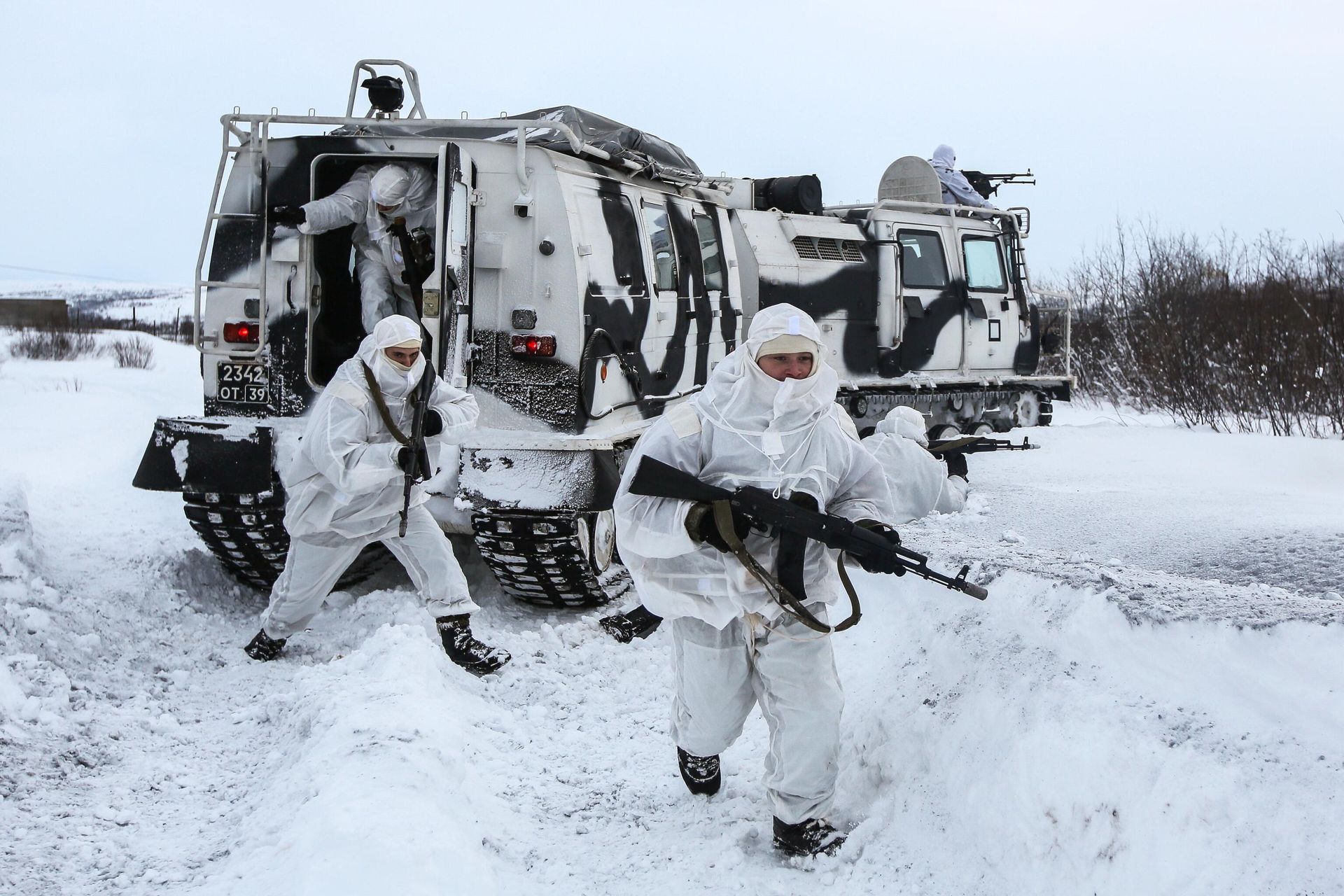 Военнослужащие разведывательного подразделения Печенгской бригады Северного флота на занятиях по тактической подготовке на боевых арктических вездеходах Алеут в Печенгском районе Мурманской области - РИА Новости, 1920, 20.02.2025