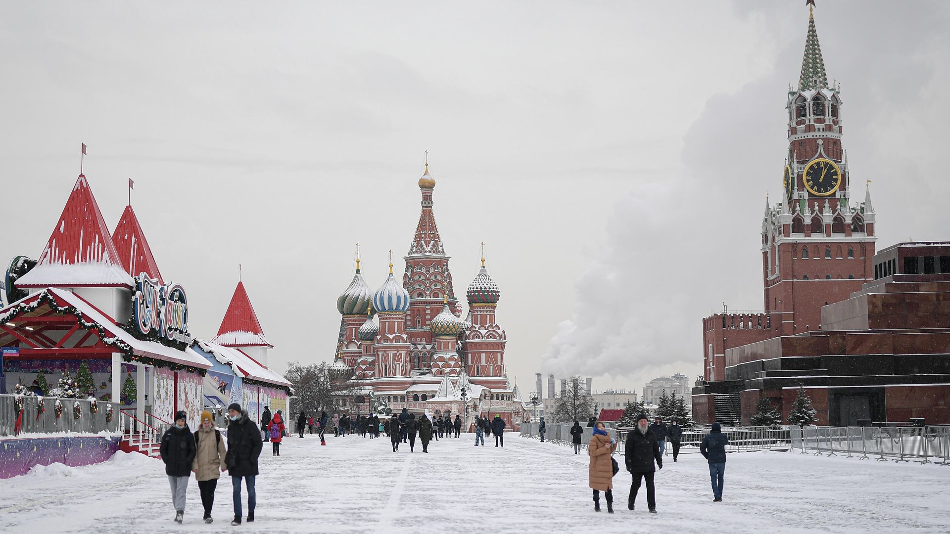 Люди гуляют по выпавшему снегу на Красной площади в Москве Люди гуляют по выпавшему снегу на Красной площади в Москве - РИА Новости, 1920, 08.12.2022