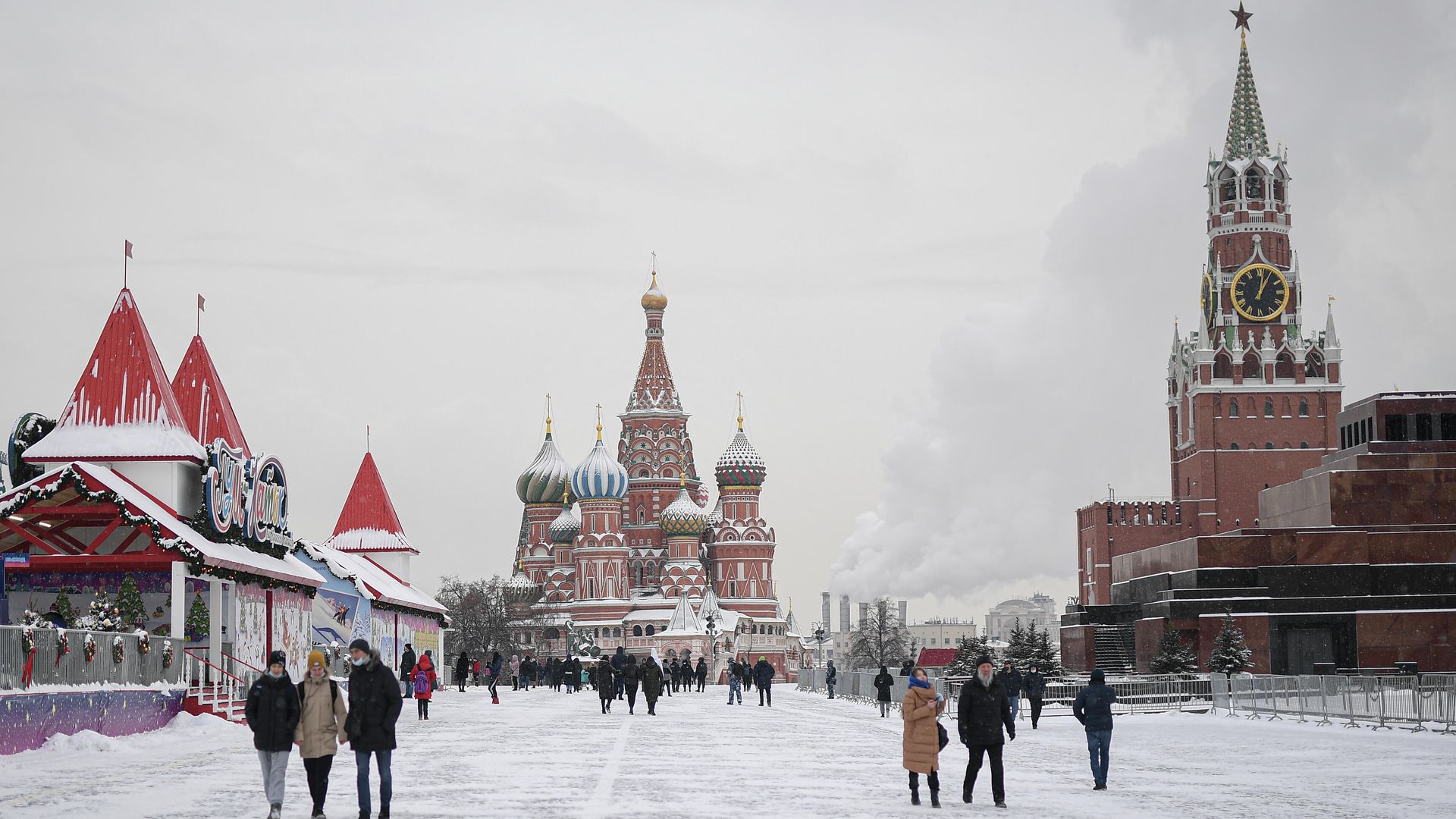Люди гуляют по выпавшему снегу на Красной площади в Москве Люди гуляют по выпавшему снегу на Красной площади в Москве - РИА Новости, 1920, 27.12.2025