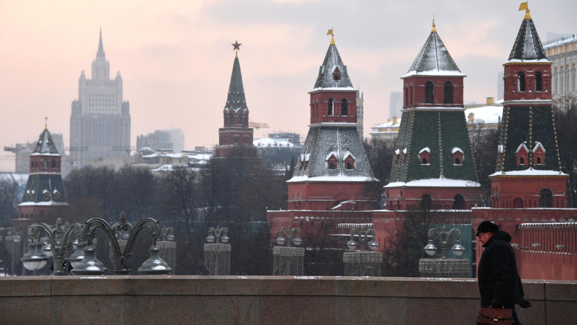 Мужчина на Большом Москворецком мосту в Москве Мужчина на Большом Москворецком мосту в Москве - РИА Новости, 1920, 19.02.2021