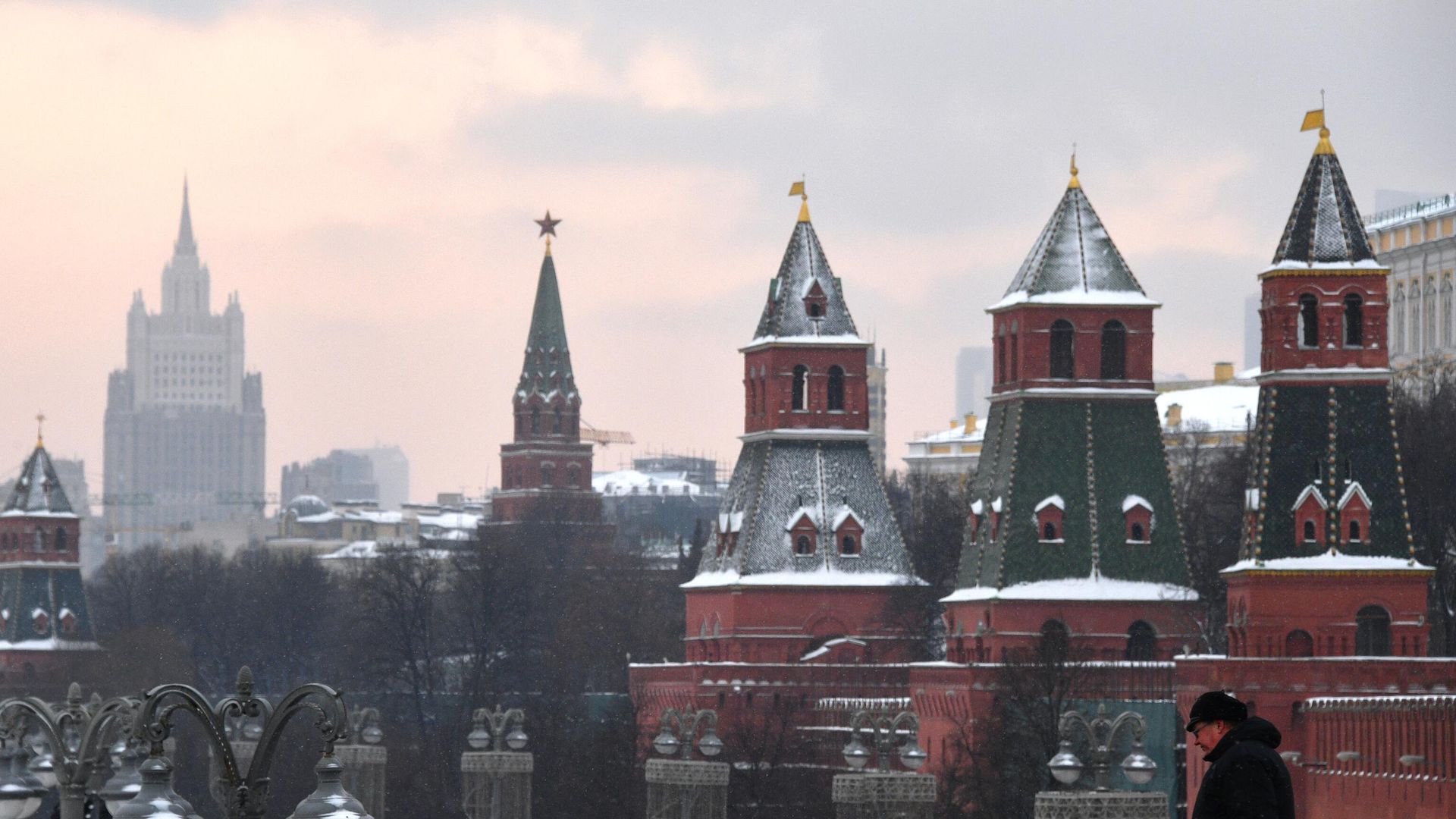 Мужчина на Большом Москворецком мосту в Москве Мужчина на Большом Москворецком мосту в Москве - РИА Новости, 1920, 19.02.2021